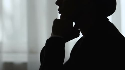 Silhouette einer nachdenklichen Geschäftsfrau, die über eine Lösung nachdenkt