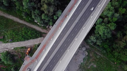 Vertikale Drohnenaufnahmen von der Kabelbrücke in der Stadt