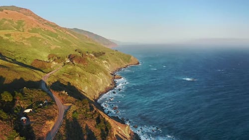 Pôr do sol dourado em paisagem marítima panorâmica, viagens pela natureza selvagem e aventura ao ar livre