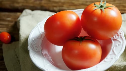 Frische Tomaten auf Holztisch 4k