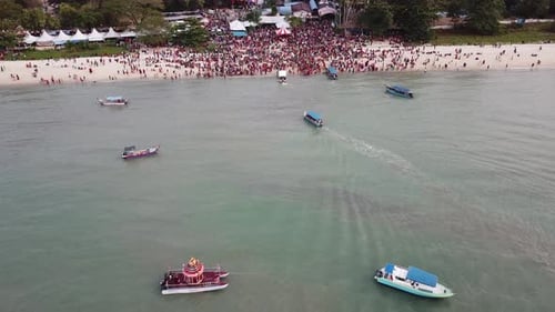 Les foules assistent au festival en char flottant en véhicule ou en bateau