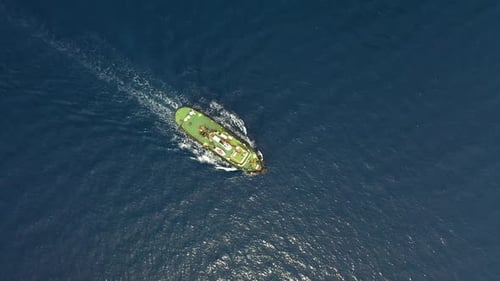 Un remorqueur navigue vers le port Vidéographie aérienne Turquie Alanya