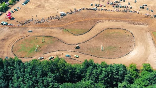 Eventos deportivos de autocross. Las carreras de autos deportivos. Rally tradicional. El coche de carreras se convierte en un