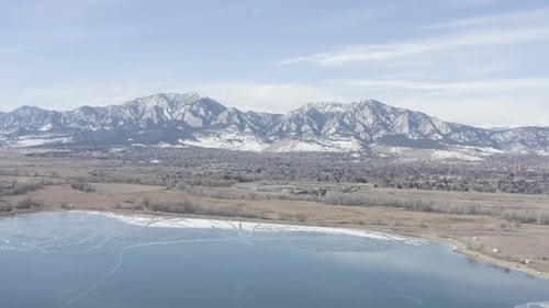 Boulder, au Colorado, établit un paysage hivernal aérien, une route