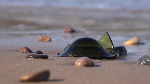 Zerbrochenes Glas am Strand