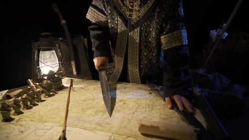 Das
historische Schwert aus der Scheide ziehen.