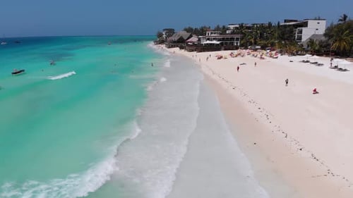 Luftaufnahme Paradise Sandy Beach mit klarem türkisfarbenem Ozean Sansibar Afrika