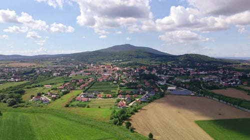 Vue aérienne du village près des montagnes