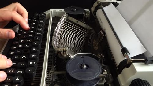 L'homme tape sur une machine à écrire rétro.