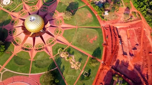 Vue aérienne d'Auroville. Auroville est un canton expérimental du district de Viluppuram, principalement dans