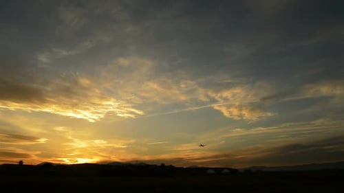 Großes Flugzeug kommt bei Sonnenuntergang an
