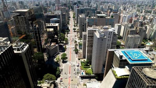 Vista de cima para baixo da Avenida Paulista no centro de São Paulo, Brasil