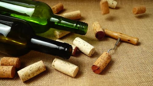 Corchos de vino que caen