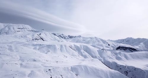 La montagne Alamkuh est le deuxième plus haut sommet après Damavand en Iran en saison hivernale recouverte de neige