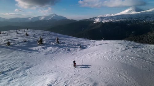 Ein paar Wanderer gehen im Winter auf den Gipfel zu