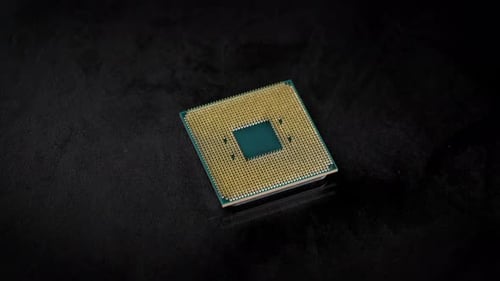 CPU. Fotografia macro de estúdio de um processador de computador. Os contatos banhados a ouro são visíveis na moldura