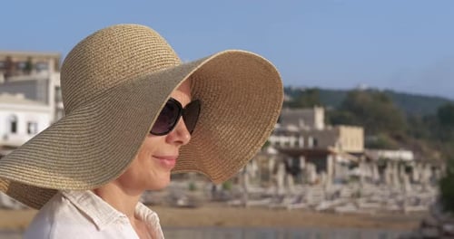 Lächelnde Frauenzeit auf Sea Bay