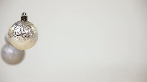 Nahaufnahme von silbernen und goldenen Weihnachtskugeln