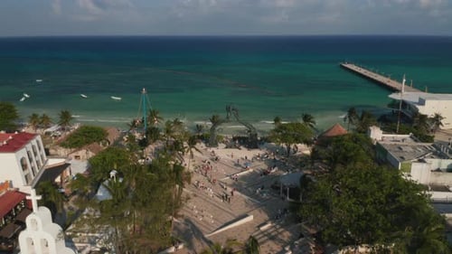 Superbe paysage marin avec la sculpture du portail Maya sur la plage de Playa Del Carmen, au Mexique