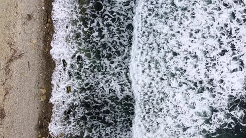 Wunderschöne Meereswellen. Schaumige Welle, Wasserstruktur. Weite Landschaft des Meeres