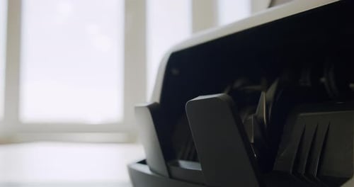 De cerca: Máquina de conteo de divisas, billetes en dólares