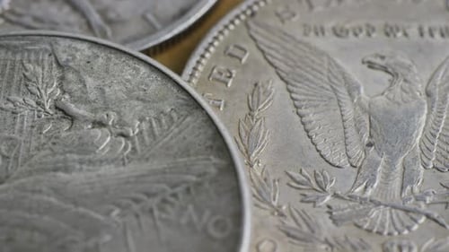 Foto rotativa de filmagens de moedas americanas antigas