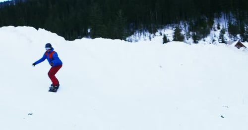 Person snowboarden auf verschneiten Bergen