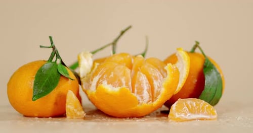 Ganze und geschälte Mandarine rotieren langsam
