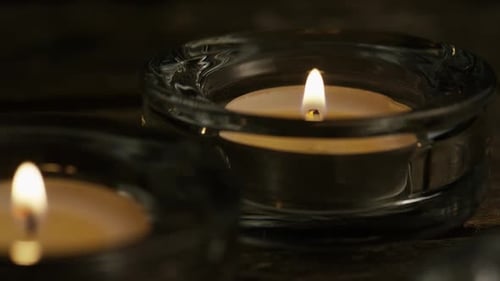 Bougies à thé avec mèches flamboyantes sur fond en bois - CANDLES 010