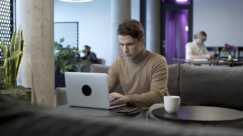 Entrepreneur travaillant avec ordinateur portable dans un espace de coworking