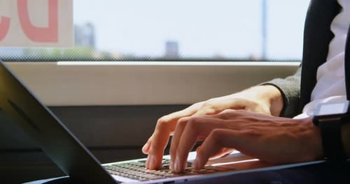 Männlicher Pendler nutzt Laptop während der Fahrt im Bus 4k