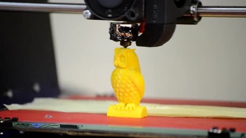 L'imprimante 3D construit le gros plan de couleur jaune de l'objet