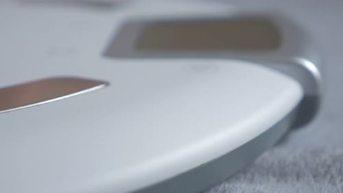 Mesure du poids sur balance numérique 4K 2160p, vidéo UHD - Balance numérique mesure le poids 4K 3840