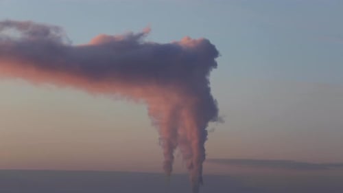 Luftverschmutzungsrauch im Zeitraffer wird in die Atmosphäre emittiert