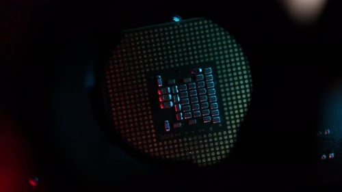 Ingenieur oder Techniker untersucht einen Computerprozessor in abstrakten Farben Rot und Cyan