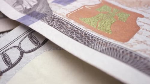 Makroansicht zum Schwenken von über 100-Dollar-Scheinen