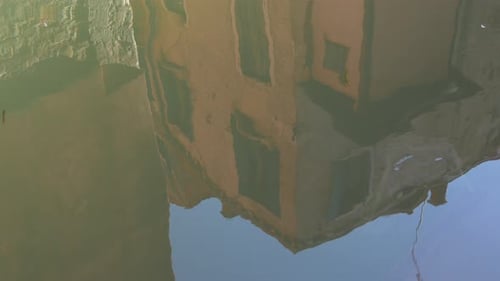 Edificio que se refleja en el agua
