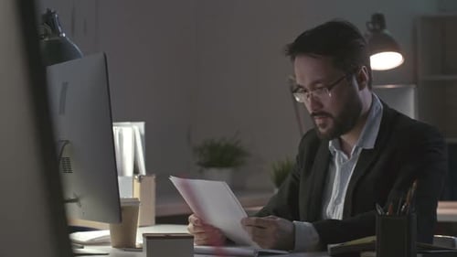 Mann nervös bei Bürojob