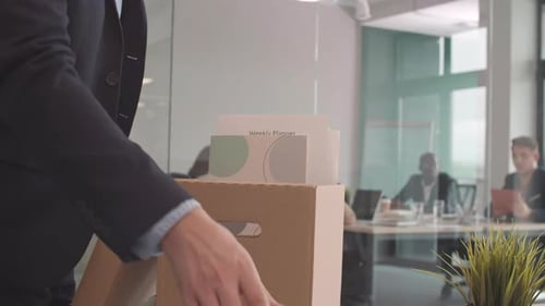 Empleado masculino irreconocible fue despedido