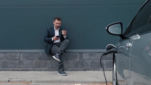 Mann nutzt Telefonwartezeit