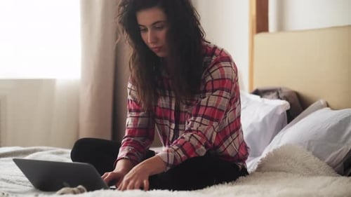 Von zu Hause aus arbeiten Remote-Job Frau Online Laptop-Bett