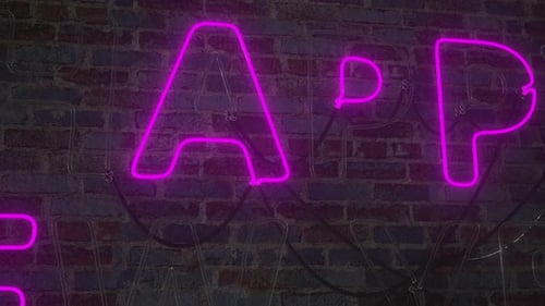 Sinal de FELIZ ANO NOVO feito com tubos de luz de néon brilhantes