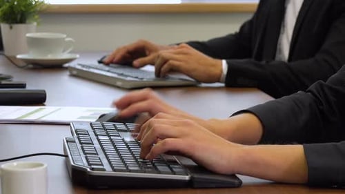 Zwei Büroangestellte, Mann und Frau, arbeiten am Computer