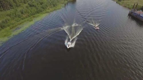 Teen Boy auf dem Jetski im Fluss