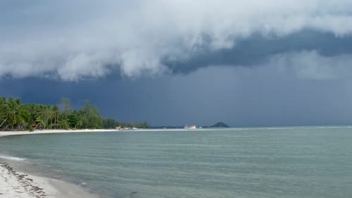 Winkendes blaues Meer, sandige Küste der Insel Koh Samui während der Regenzeit, Thailand