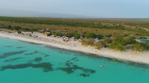 Vue aérienne du lodge naturel exclusif Eco del Mar avec hébergement en tente écologique par turquoise