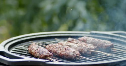 Saftiger Kebab wird mit Rauch gegrillt.