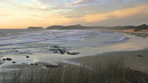 Friedliche Abendfarben des Sonnenuntergangs über der Ozeanküste