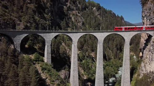 Vue aérienne du train sur le viaduc de Landwasser en Suisse