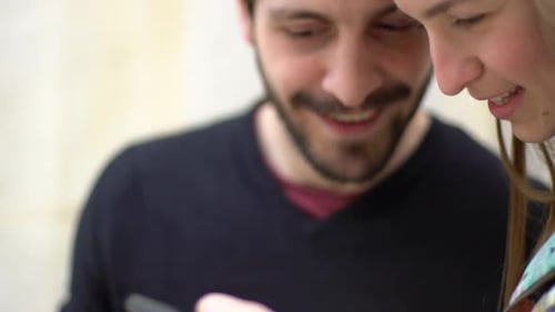 Paar nutzt Multimedia-Smartphone zusammen